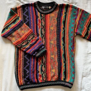 Vintage Tundra tröja - Stickad Tundra tröja i mycket fint skick! Coogi mönstrad & hippie/vintage stil! Köpt från Beyond Retro men använts fåtal gånger! Skriv för frågor 🫶🫶 