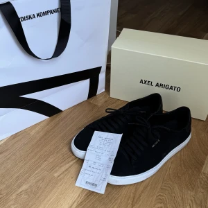 Axel Arigato  - Säljer ett par nästan oanvända arigatos i storlek 41. Otroligt bra skick bara använda 1 gång. Inköpta för 2400. Kvitto finns se bild.