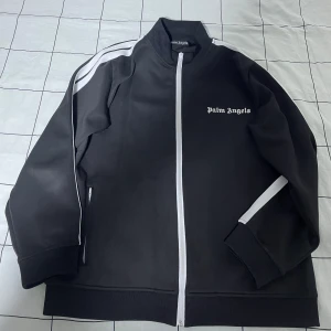 Palm Angels Tröja - Hej! Nu är det dags att sälja min i princip nya samt knappt använda Palm Angels Tröja. Storlek XL men kan även passa L. Tillbehör medföljer självklart. Priset kan diskuteras vid snabb affär. Kan både frakta och mötas 