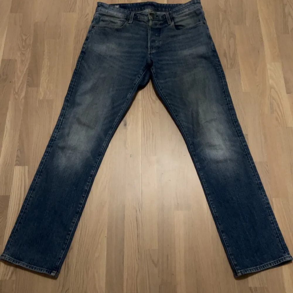 Säljer ett par snygga Gstar jeans med en straight fit. Kvalite 9/10. Nypris 1.200kr. Pris 399kr.. Jeans & Byxor.