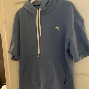 Moose Knuckels Siesta key hoodie  - Moose Knuckels Siesta key hoodie från Johnells, använd 1 gång. Köpt för 1100kr. Finns på andra sidor.