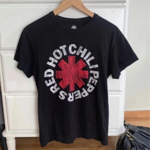 Red hot chili peppers t shirt - Jätte bra skick! Köpte i Venedig för typ 250kr Storlek XS men sitter mer som en S Mått på sista bild