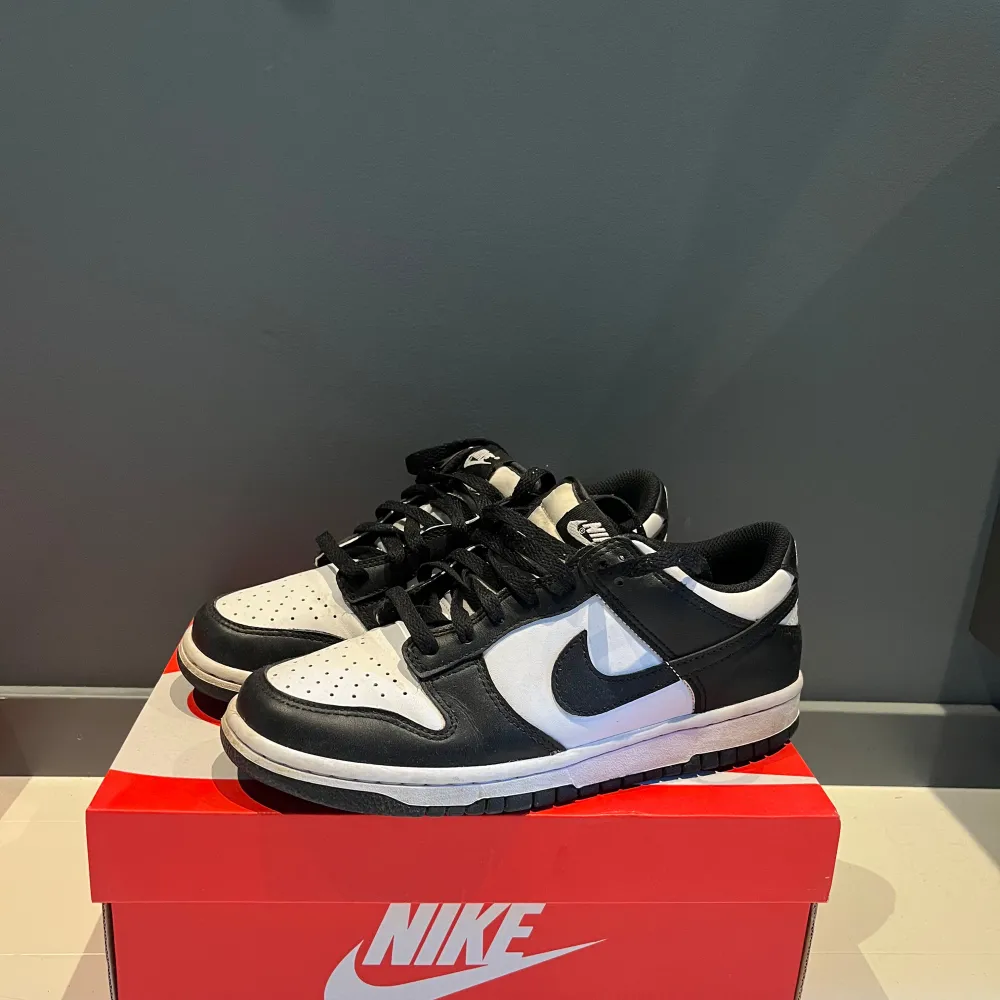 Nike panda dunk sko i storlek 39 skorna är försiktigt använda och som nya inga speciella defekter skriv till mig om ni har frågor priset kan diskuteras. Dom är äkta och du får med boxen. Skor.