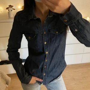 Jeansskjorta  - Blå jeansskjorta från crocker, storlek xxs, fint skick, 120kr