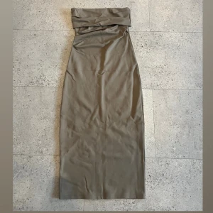 Lång tajt klänning från Zara - Lång tajt klänning från Zara Har använt den en gång när jag var på semester.  Sitter fint och tajt på kroppen 💞