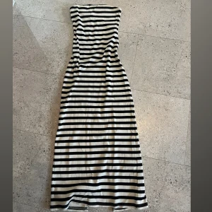 Randig lång tajt klänning från h&m - Lång randig tajt klänning ifrån H&m Har haft på mig en en gång.  Tycker att den är jättefint och sitter jättebra på kroppen den är även i storleken S💞