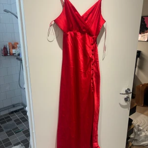 Zara klänning - Röd midi klänning från zara med en slits på sidan, aldrig använd med prislapp kvar. Storlek M men zara har rätt små storlekar 