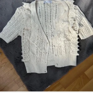 stickad volang kofta från zara - super fin kofta med volang från zara kortärmad💞 ‼️storlek M men passar XS och S‼️