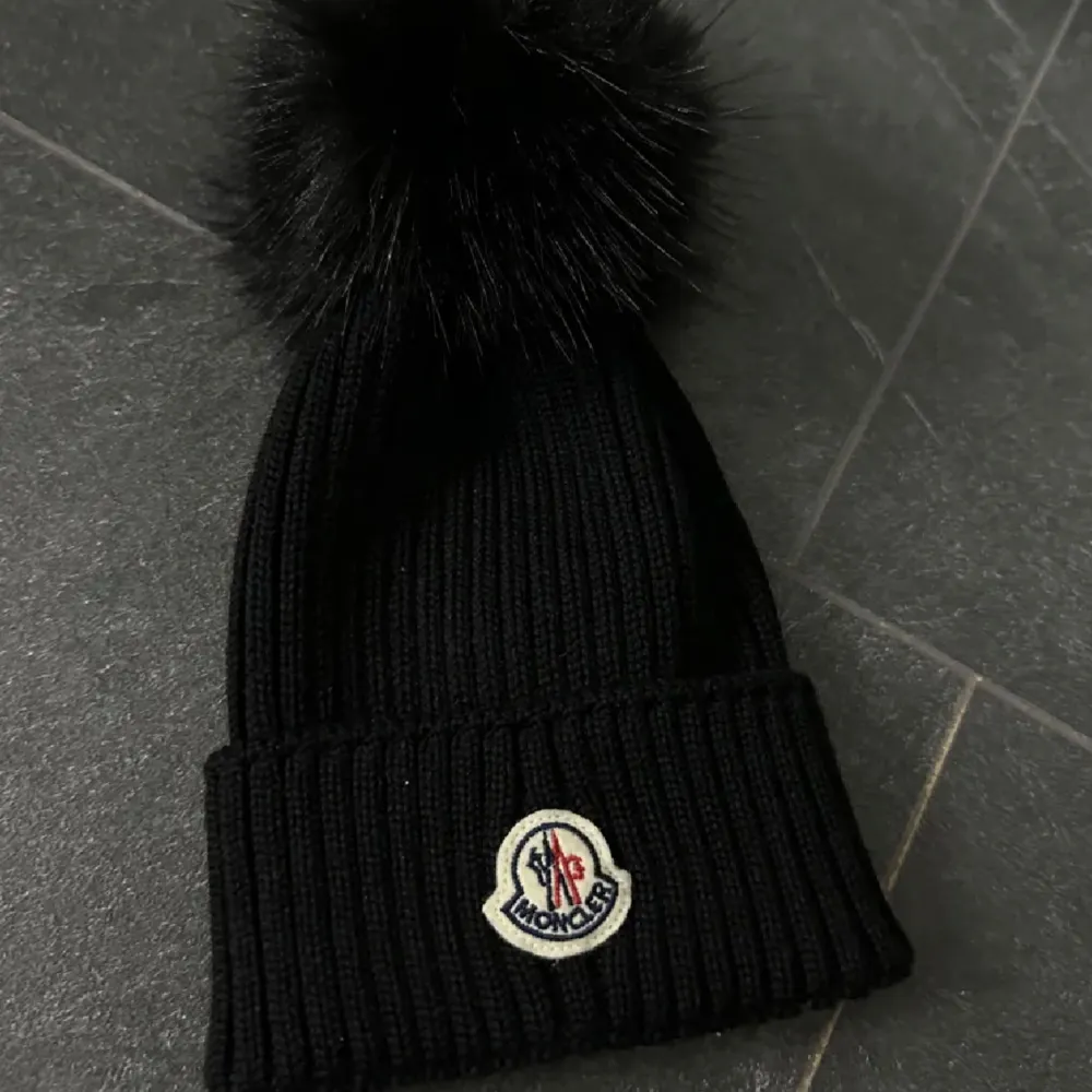 Äkta Moncler mössa inga defekter skit fin🤍. Övrigt.