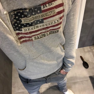 Ralph lauren hoodie - Tjena! Säljer nu en väldigt populär ralph lauren hoodie i storlek S. Inga defekter eller liknande, kan gå ner i pris vid snabb affär!⭐️