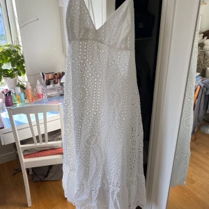 Helt ny superfin vit klänning från H&M - Jättefin vit klänning från HM i storlek XL.  Aldrig använd, prislappen är kvar.  Välkommen att höra av er vid funderingar!😊