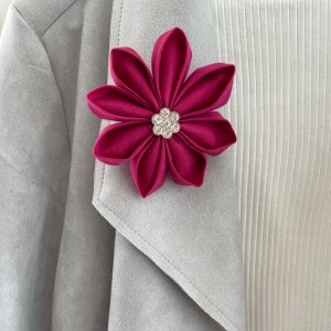 Brosch  - Handgjord brosch med Swarovskikristall 