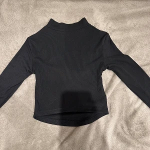 Svart långärmad topp med öppen rygg - Svart topp med öppen rygg som passar till nästan allt. Storlek XS 🖤