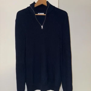 Stickad Tröja Navy - Stickad tröja i Navy/mörkblå från Zara