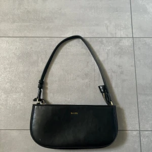 Väska  - Svart väska från NAKD