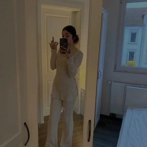 Tröja o byxor sett - Säljer den här sättet då man kan använde både tröja o byxor enskilt, kmr it t användning använd 1 gång❤️ storlek S 