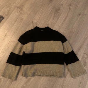 Stickad tröja  - Säljer denna super fina tröjan från Gina som tyvärr inte kommer till användning längre för min del! 🩷 Pris kan diskuteras, fråga gärna om något är oklart 💓