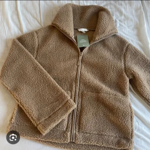 Teddyjacka - Säljer en ljusbrun/beige Teddyjacka från hm. Finns ej att köpa längre. Är i mycket gott skick, storlek S