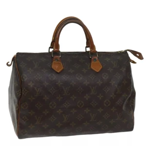 Louis Vuitton Speedy 35 - Louis Vuitton Speedy 35. Ett måste i väskkollektionen! Bra storlek för både vardagsbruk och resor. Perfekt att använda som skol-/arbetsväska. Speedy ger en touch av lyx och stil till varje outfit. Tillverkad i den ikoniska monogramduken.