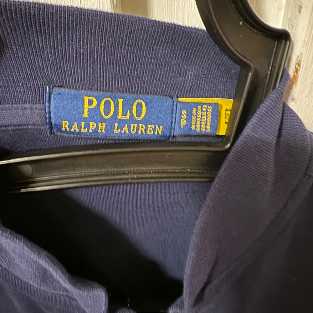 Knappt använd Polo Ralph lauren zip hoodie utan luva.   Storlek S   Hör av er vid frågor! . Tröjor & Koftor.