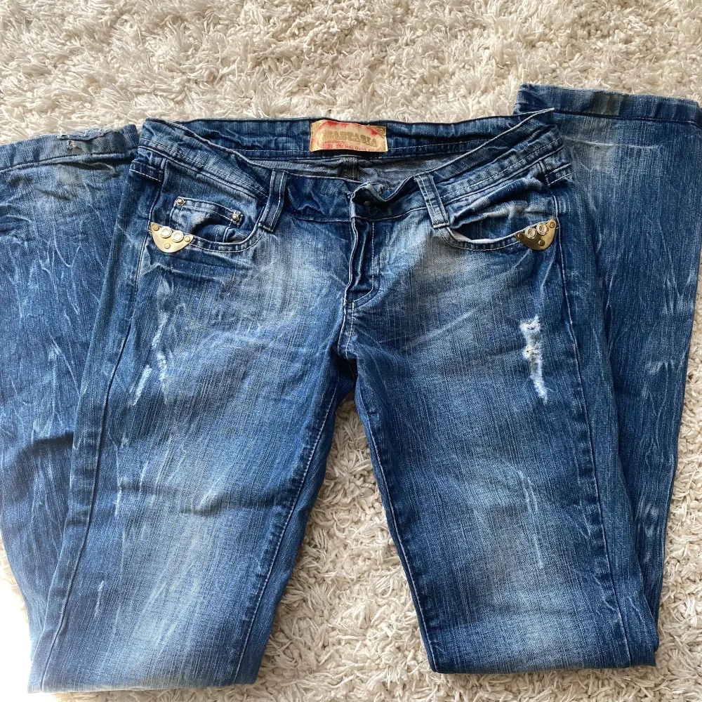 Coola jeans från Anastasia som tyvärr är för stora för mig, helt nya utan prislapp. Aldrig använda!! Dem är straight leg och mitt emellan lågmidjade och midrise.. Jeans & Byxor.