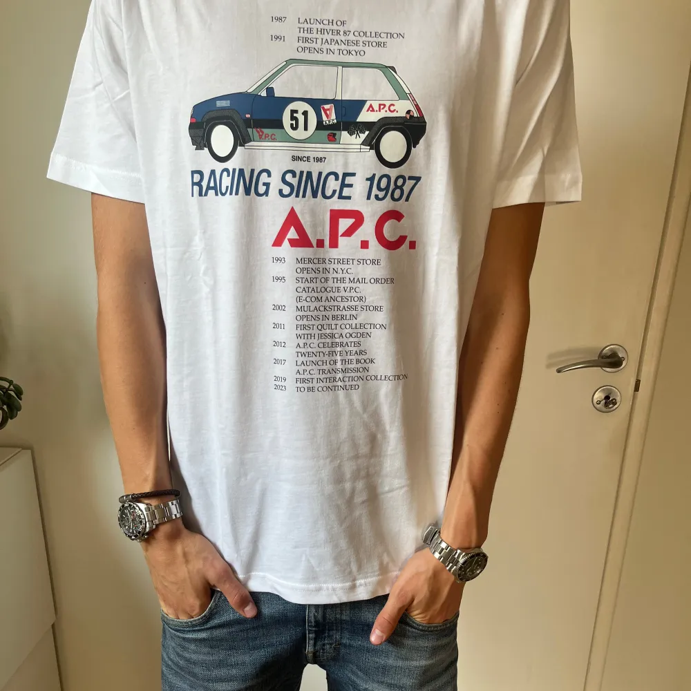 APC T SHIRT (HELT NY! TAGS OSV. Medföljer! ) | Storlek: L | Färg: Vit | Pris: 749kr | Fraktar via PostNord eller InstaBox på köparens bekostnad! | Hör av er vid frågor! . T-shirts.