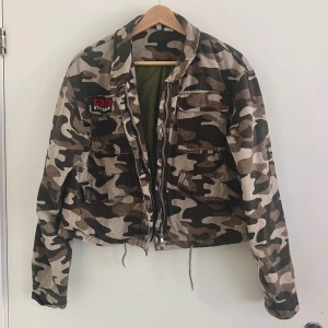 Jeansjacka i militärmönster. - Cool jeansjacka i militärmönster, perfekt till hösten🍁🍂🍁