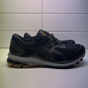 Asics gt-1000 - Jag säljer mina gamla löparskor som är använda en gång då det blev ett felköp. Det kostar 1100 nya så säljer dem för 400. Storlek: 41,5  Kontakta om ni har mer frågor!