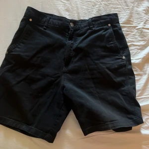 weekday carpenter byxor - snygga svarta shorts i bra skick, storlek 48