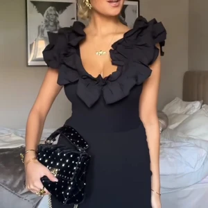 Svart body med volang från Zara - Säljer denna populära slutsålda svarta body från Zara med stora volangdetaljer runt halsen. Perfekt för festliga tillfällen eller en utekväll. Helt ny med prislappen kvar endast testad! Använd gärna köp nu!