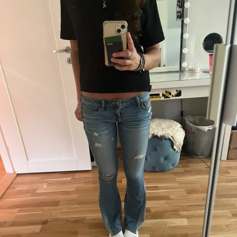 Supersnygga lågmidjade bootcut jeans från hollister. Innerbenslängden är 78cm och midjemåttet är 36cm rakt över, de är även ganska tretchiga. Skriv gärna för fler frågor eller bilder❤️. Jeans & Byxor.