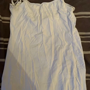 Vitt Linne - Säljer detta vita linnet som jag inte har använt på ett bra tag då det bara har legat i garderoben och samlat damm. Det är använt, men dock inte så ofta så linnet är i gott skick och materialet är superskönt!