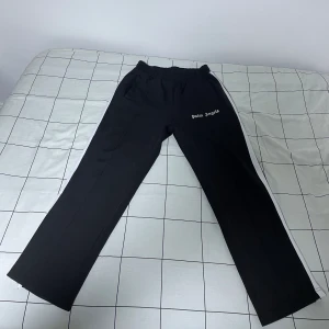 Palm Angels Byxor  - Hej! Nu säljer jag mina Palm Angels byxor i bra skick. Storlek XL. Tillbehör medföljer självklart. Priset kan diskuteras vid snabb affär. Kan både Frakta Och Mötas 