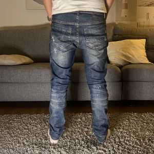 Dondup jeans - Säljer ett par snygga dondup jeans, köpt för 2990 finns kvitto samt lapp som tillbehör, Modellen är 175 cm och väger 63kg, skick 10/10 (slitningarna tillhör modellen) skriv gärna vid frågor! Mvh Harry