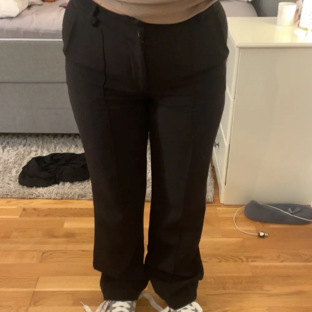 Hej🥰Säljer mina kostymbyxor i modellen Sally black short från Madlady i fint skick. Mer bilder kan skickas vid kontakt om man skulle vilja de! Nypris 599 kr, säljer för 200 kr . Jeans & Byxor.