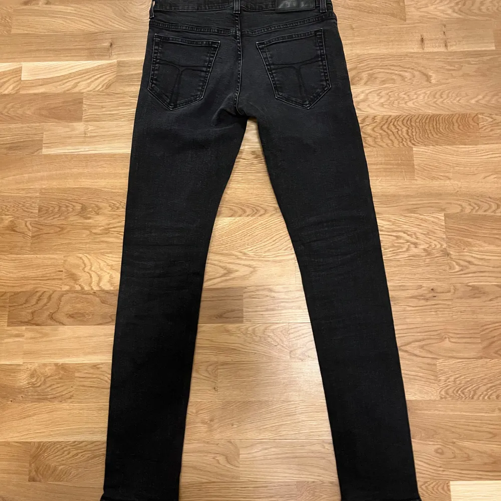 Tjena. Säljer dessa Tiger of Sweden jeans i färg svart. Skick 9.5/10 finns ingen skada på byxorna, helt nya. Original pris 1800 mitt pris 450. Om ni har frågor är de bara att skriva! Pris kan diskuteras.. Farkut & Housut.