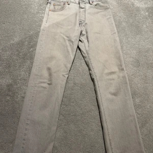 Levis 501 - Säljer ett par sjyssta Levis 501 Köpa i julas o sparsamt använda! Cod 9/10 Stl 30/32