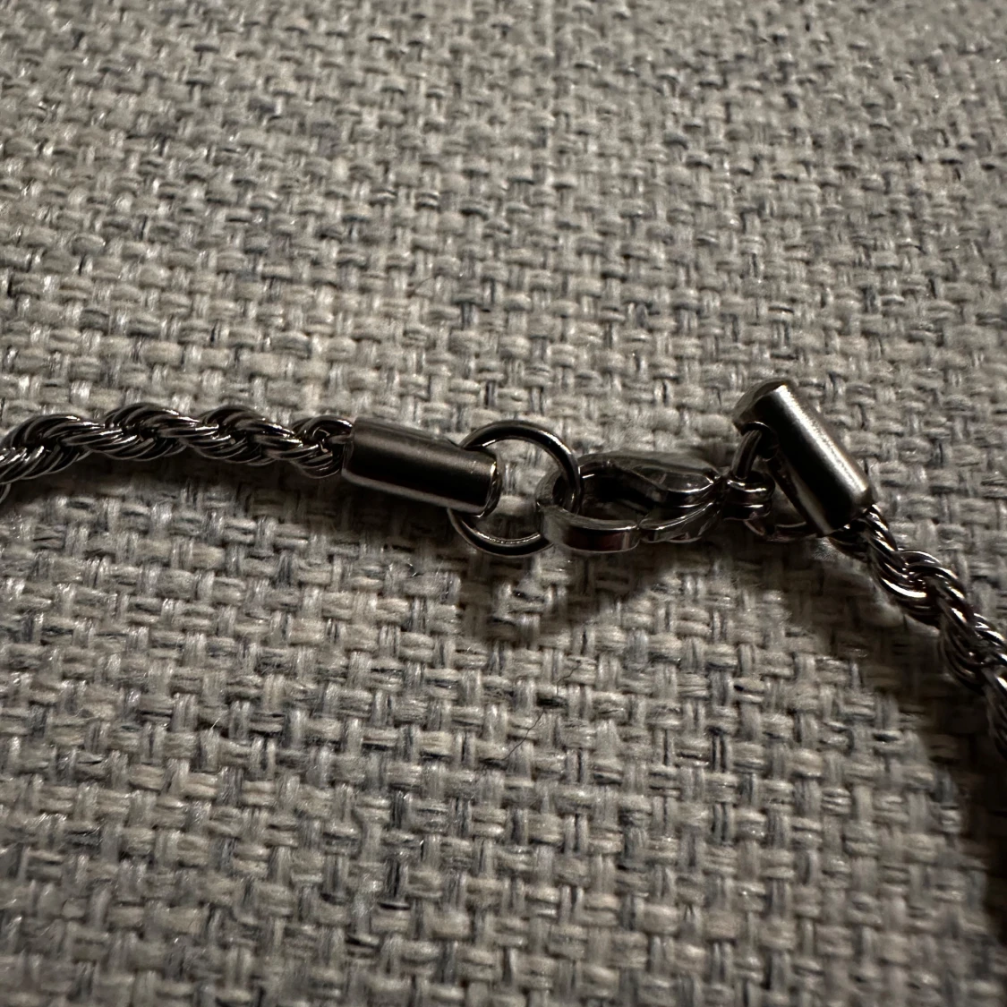 Ett silver halsband med skruv  - 91