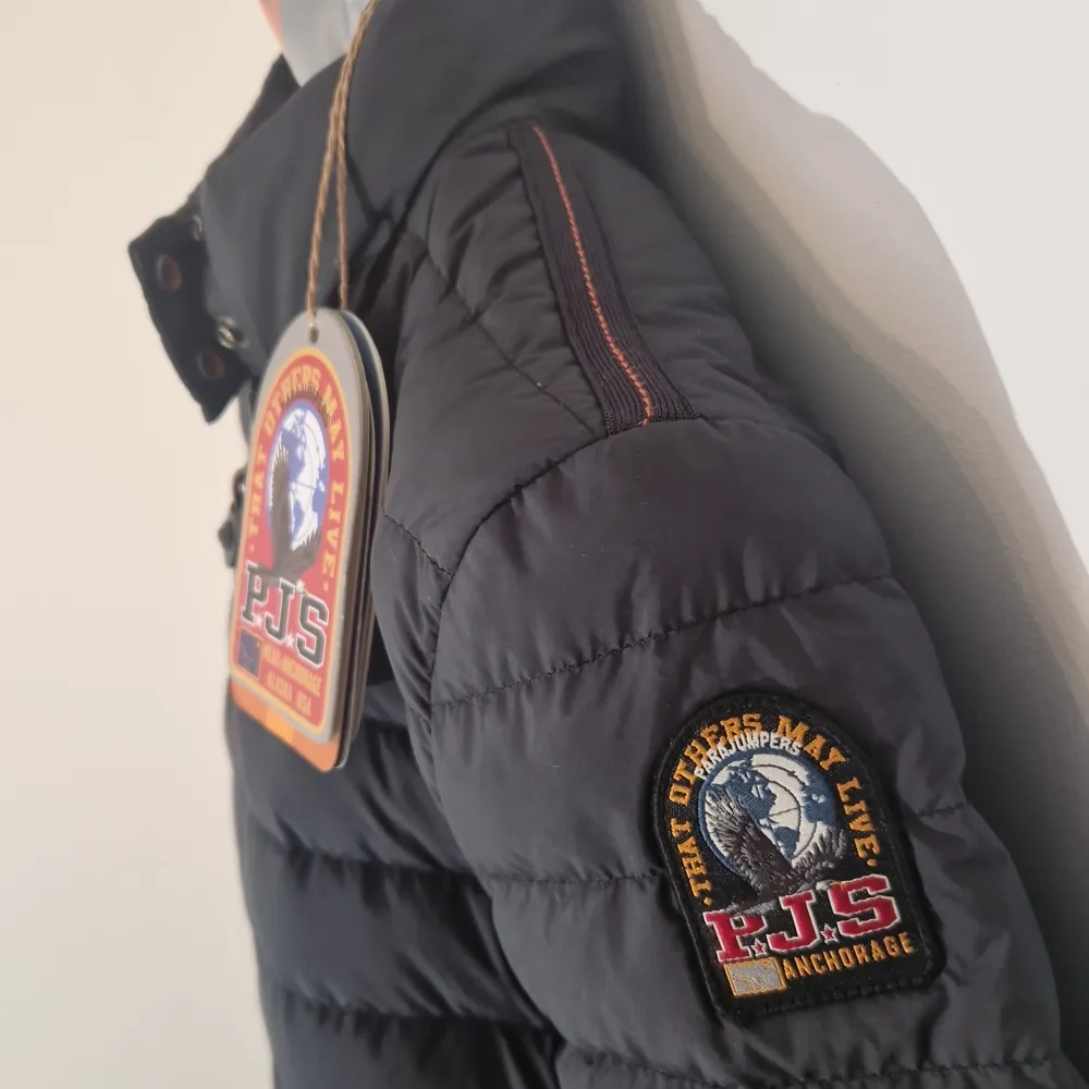 Helt ny Parajumpers Winona Woman Jacket i svart Storlek XS Certilogo för kontroll av äkthet.. Jackor.