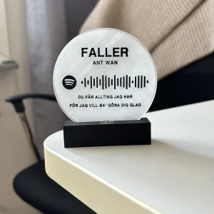 Dekorativt musikblock med låttext och Spotify-kod - Ett coolt och stilrent dekorativt spotify tavla med texten 'FALLER' av Ant Wan. Tavlan har en inbyggd Spotify-kod och texten 'DU FÅR ALLTING JAG HAR FÖR JAG VILL BA' GÖRA DIG GLAD'. Beställ din idag och gör den personlig, välj din egna låt och text✨