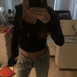Juicy couture kofta - Skit snygg juicy couture kofta med diamantdetaljer på ryggen, alla diamanter sitter kvar. Använd väldigt lite, bra skick. 