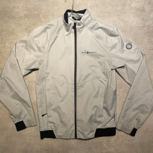 Sail Racing Jacka  - Sail racing Jacka . Gott skick , finns lite smuts. Storlek xs! Nypris ca 3 tusen. Vid frågor är det bara att höra av sig ! Allt gott 