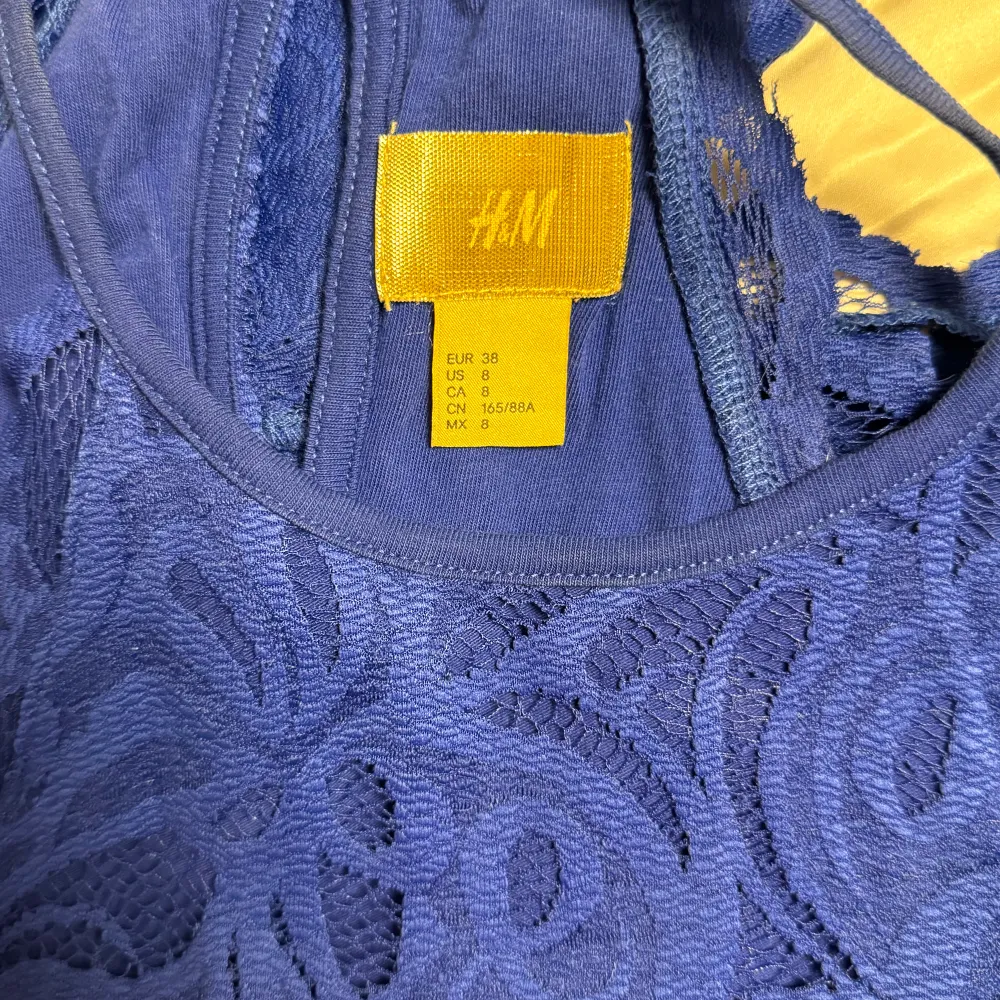 Kjol och överdelsset i spets från H&M limited edition kollektion storlek 38. Endast använda vid ett tillfälle.. Kjolar.