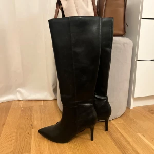 Boots  - Högklackade boots, aldrig använda 
