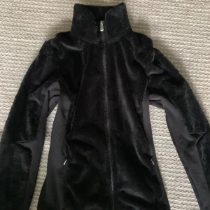 j.lindeberg fleece  - en söt fleece som passar perfekt till när det börjar bli kallt ! Skriv privat om du har frågor över mått eller vill ha fler bilder (använd gärna köp nu) 💌