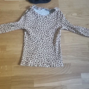En leopard tröja - En leopard tröjag från kapphal i storlek  146-152 