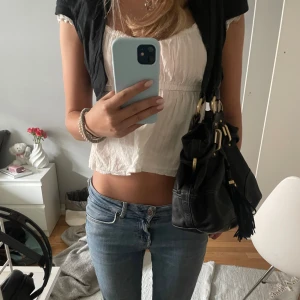 Svart handväska - Unik svart handväska med fransdetalj 🍁🍂 Köpt second hand men sparsamt använd. Passar till allt och får plats med mycket. Flera små fack inuti 💞