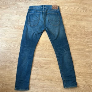 Lee Jeans - Säljer ett par Lee Jeans i nyskick, modell Luke vilket är slim fit. Köpta för 899 kr. Riktigt snygg tvätt och färg som passar till det mesta. Passa på innan de försvinner! Hör av dig vid frågor eller om du vill ha fler bilder! 👖🍾