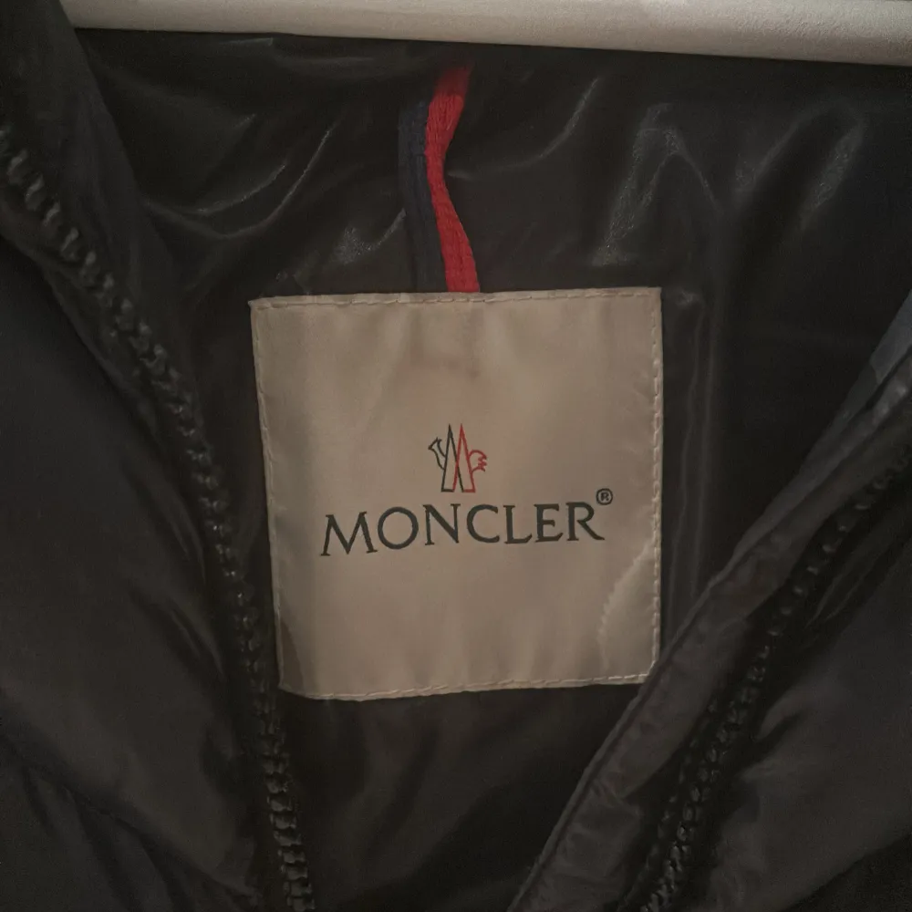 Jätte snygg moncler maya som är använd under en vinter för några år sen. Den har ingen dieffekter.. Jackor.