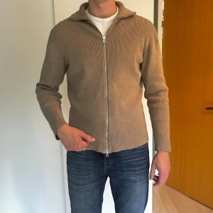 Stickad ziptröja från Ljung  - Stickad ziptröja från Ljung i nyskick, storlek L, passar mig som är 190.